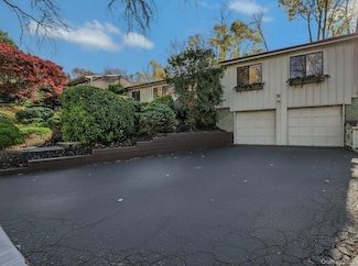 22 Highridge Dr, Huntington, NY 11743