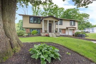 2 Bud Ct, East Setauket, NY 11733