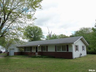 1004 S Pope St, Benton, IL 62812