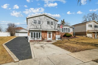 9002 Forest Ln E, Hickory Hills, IL 60457
