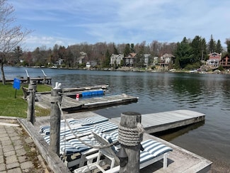 92 S Lake Dr, Lake Harmony, PA 18624