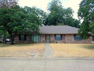 906 Hampshire St, Grand Prairie, TX 75050