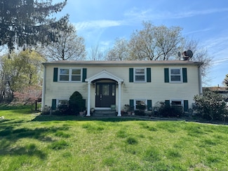 62 Collingsdale Dr, Milford, CT 06461