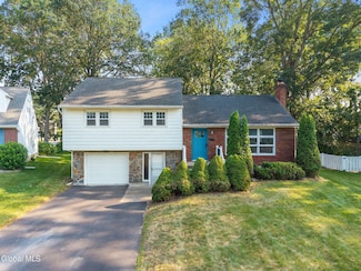 63 Miles Standish Rd, Schenectady, NY 12306