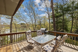 10 Quamhassett Rd, Buzzards Bay, MA 02532