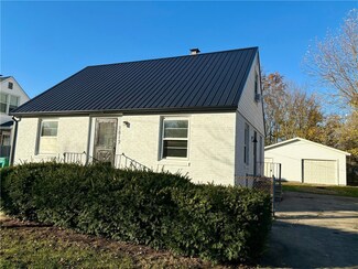2812 Walnut Ave, Mattoon, IL 61938