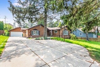 129 E 55th St, Westmont, IL 60559