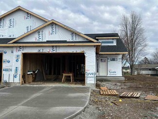 905 Prairie View Dr, West Branch, IA 52358