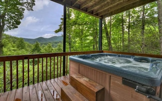 515 Amy Creek Cir, Ellijay, GA 30540