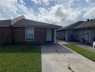 9016 Amour Dr, Chalmette, LA 70043
