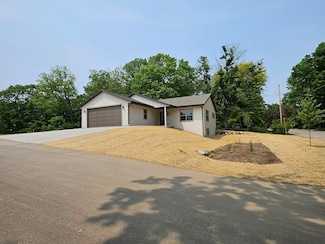 915 Sutherland Ave, Janesville, WI 53545