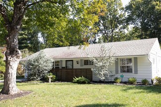 7805 Rosewood Ln, Prairie Village, KS 66208