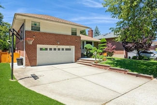 50 Edgewood Dr, New Hyde Park, NY 11040