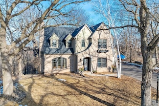 606 Oakwood Ct, Hudson, WI 54016