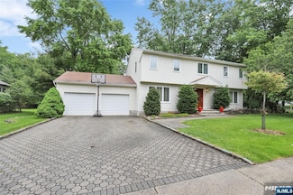 11 Heaton Ct, Closter, NJ 07624