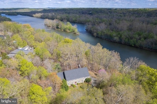 121 Yarnick Rd, Great Falls, VA 22066