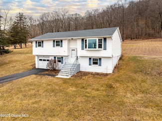 41 Flatbush Rd, West Coxsackie, NY 12192