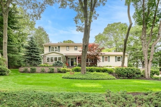 5 Hills Park Ln, Smithtown, NY 11787