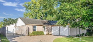 305 Baycrest Dr, League City, TX 77573