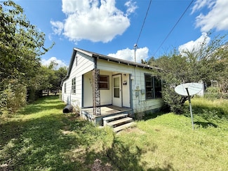 907 N Harrison St, West, TX 76691