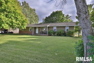 914 Lake Rd, Eureka, IL 61530