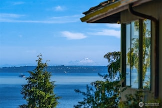 10634 SW Cowan Rd, Vashon, WA 98070