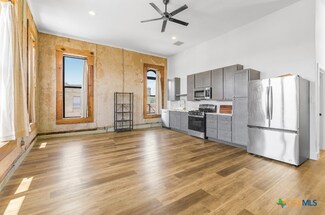 123 W May St Unit 2, Yoakum, TX 77995