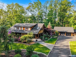18 Lomas Ln, Montvale, NJ 07645