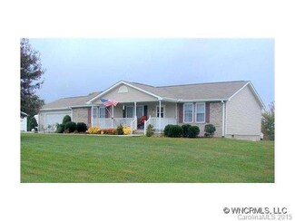 13 Countryside Dr, Hendersonville, NC 28792