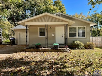 1944 SW Quivira Dr, Topeka, KS 66604