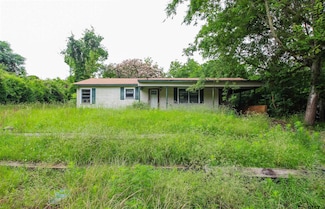 100 Mills St, Arp, TX 75750