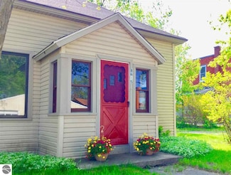 8615 S Maple City Rd, Maple City, MI 49664