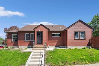 905 W 11th St, Waterloo, IA 50702