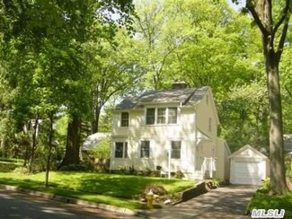 32 Windsor Rd, Great Neck, NY 11021