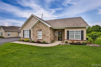 5692 Ferncrest Ct Unit B, Clarence Center, NY 14032