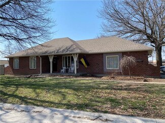 826 Redbud Ln, Cameron, MO 64429