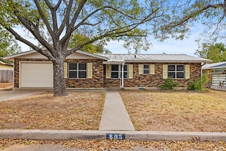 805 N Edison St, Fredericksburg, TX 78624
