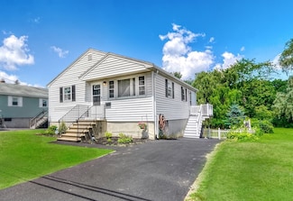 13 Elm St, Reading, MA 01867
