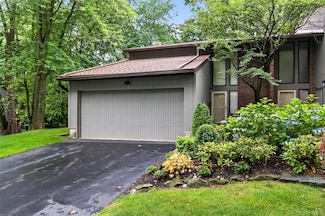 7 Meadowood Dr, Jericho, NY 11753