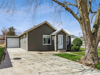 121 E 8th St N, Newton, IA 50208