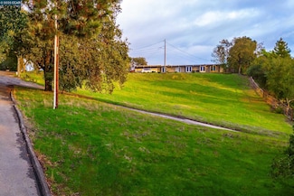 8 Gable Ln, Lafayette, CA 94549