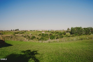 716 Evergreen Cir NW, Jamestown, ND 58401