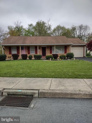 32 3rd St, Akron, PA 17501