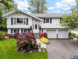 9 E Brook Dr, Paramus, NJ 07652
