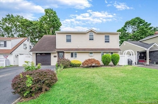 34 Marksman Ln, Levittown, NY 11756