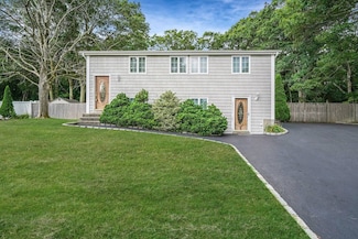 62 Fireside Ln, East Setauket, NY 11733