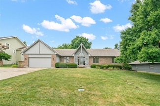613 Lakeview Dr, Raymore, MO 64083