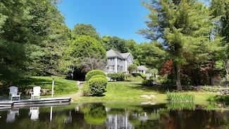 8 Hollow Oak Rd, Woodbridge, CT 06525