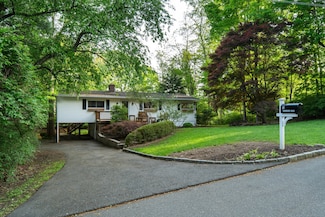 16 Wakerobin Rd, Norwalk, CT 06851