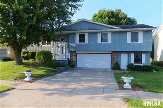 209 E Parkview Dr, Walcott, IA 52773